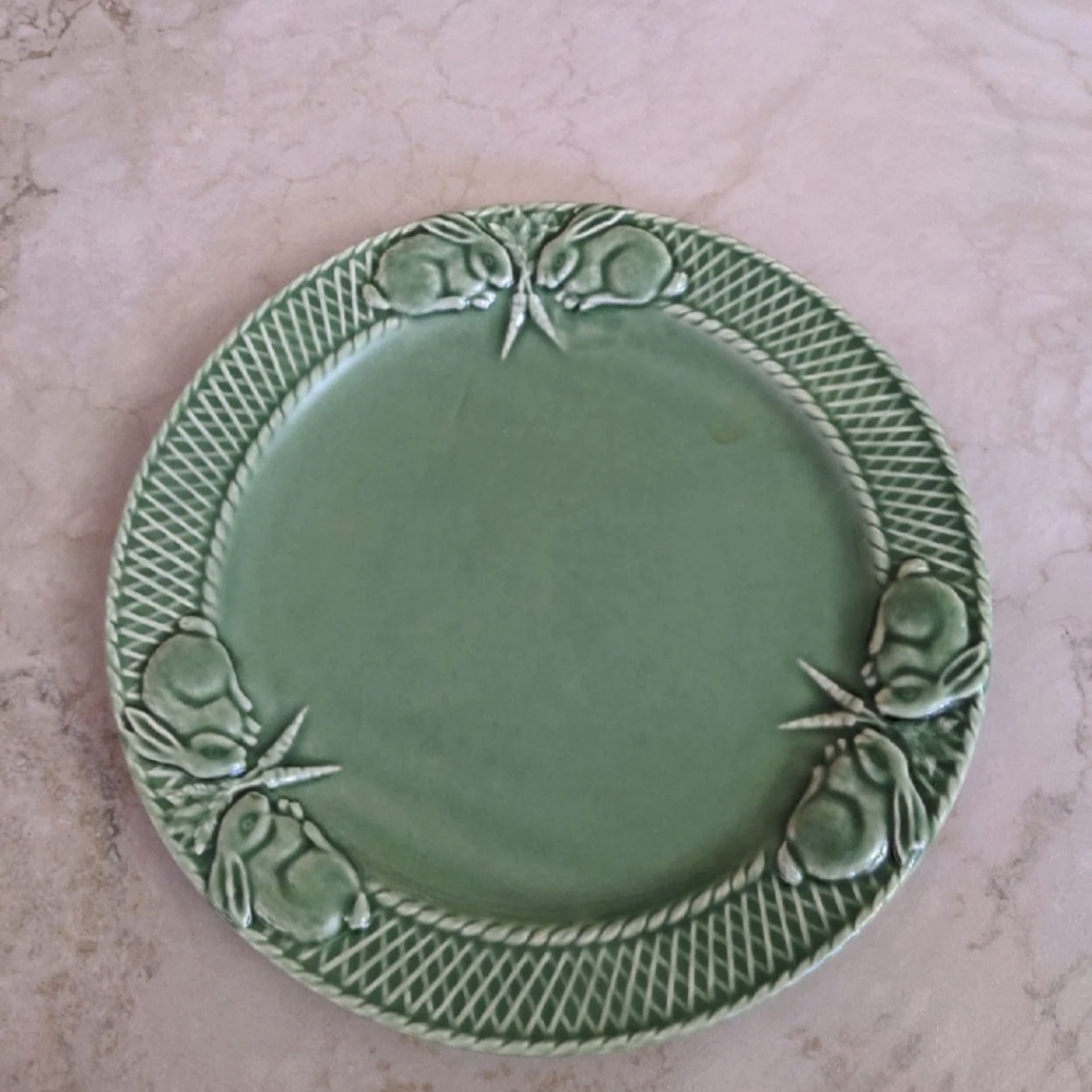 BORDALLO PINHEIRO GREEN RABBIT PATTERN PLATE